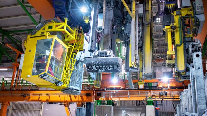 Avansert kran: Morten Snyen Stangeland er operatør i Hydros pilotanlegg på Karmøy og styrer fra denne cockpiten de fleste arbeidsoperasjoner som gjennomføres i driften i elektrolysehallen. Foto:  Hydro/Marius Motrøen