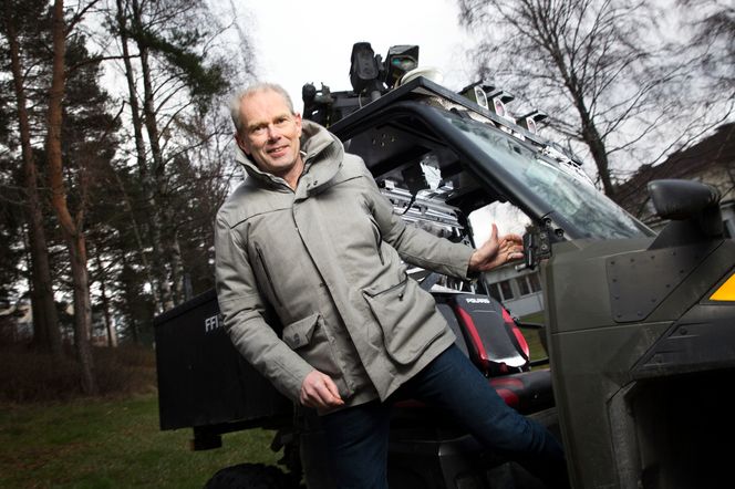 John-Mikal Størdal ved den autonome terrengbilen Olav. Den kan kjøres med tre kameraer. GPS og treghetssensor. Den har også lidar til å kartlegge omgivelsene og lage 3D-bilde. Olav ble brukt under Trident Juncture med en påmontert fjernstyrt våpenstasjon. Foto:  Sverre Christian Jarild