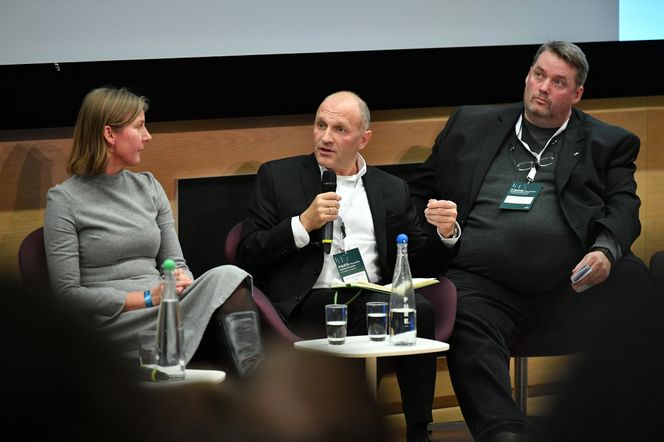 Tablået var ypperlig, og debatten ble deretter. Nå er den også tilgjengelig for dem som ikke var til stede. På bildet: Elisabeth Aarsæther (Nkom), Tore Larsen Orderløkken (Huawei) og Roar Thon (NSM). Foto: Stig B. Fiksdal