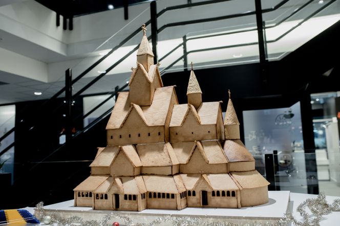 COWIs ingeniør Rune Johannesen har laget en imponerende pepperkakeversjon av Heddal stavkirke. Foto: COWI