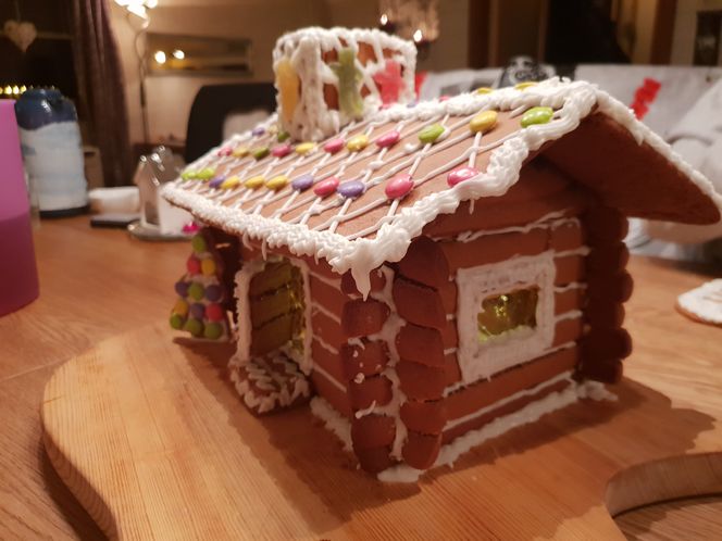Inger lise Elgaaen og Henrik Løkken har laftet en pepperkakeversjon av en gammel seterstue. Foto:  Inger lise Elgaaen og Henrik Løkken