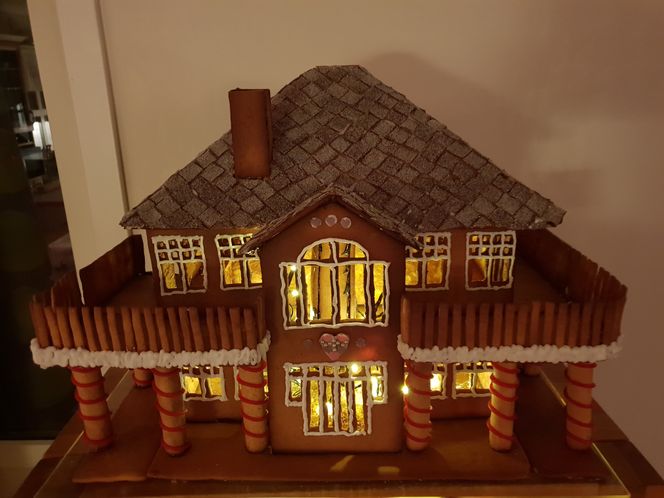 Rigmor Johansen har laget en pepperkakeversjon av en villa som står på Søvik i Alstahaug kommune. Foto:  Rigmor Johansen