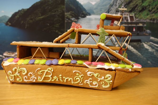 Pepperkakemodell av fartøyet «Brim Explorer», som bygges ved verftet Maritime Partner i Ålesund. Det er laget av Espen Larsen-Hakkebo, Ivar Hogganvik og Agnes Árnadóttir. Foto: Espen Larsen-Hakkebo