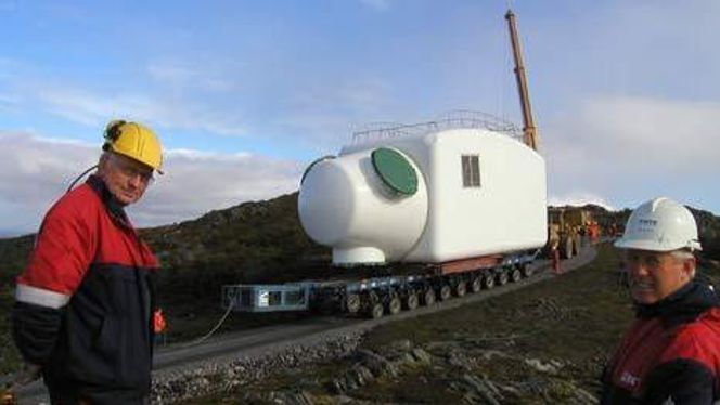 Maskinhuset til NTEs 3 MW vindturbin på Hundhammerfjellet fraktes ut i 2005. NTEs Snorre Helmersen (t.v) og Inge Hestad bivåner transporten. Bilde: HARALD HERMANN, NTE