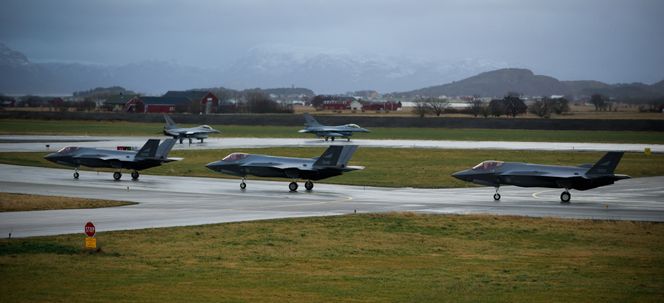 F-16 og F-35 på <a href="https://en.wikipedia.org/wiki/Elephant_walk_(aeronautics)">«Elephant Walk»</a> på Ørland flystasjon, før take off i forbindelse med formasjonsflygning før jul. Foto:  Kristian S. Torske