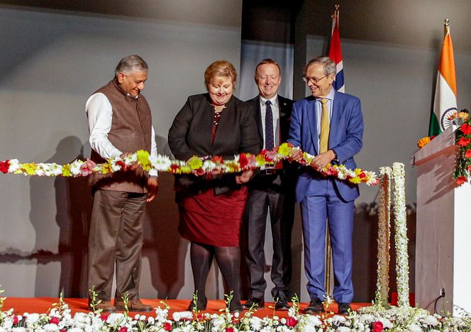 Statsminister Erna Solberg foretok den offisielle åpningen av Norges nye ambassadebygg i Indias hovedstad New Delhi mandag. Fra høyre ambassadør Nils Ragnar Kamsvåg og direktør Harald Vaagaasar Nikolaisen i Statsbygg, som har vært ansvarlig for byggeprosjektet. Til venstre minister i den indiske regjeringen, Vijay Kumar Singh.Foto: Gunnhild Hokholt Bjerve / NTB scanpix Foto: Gunnhild Hokholt Bjerve