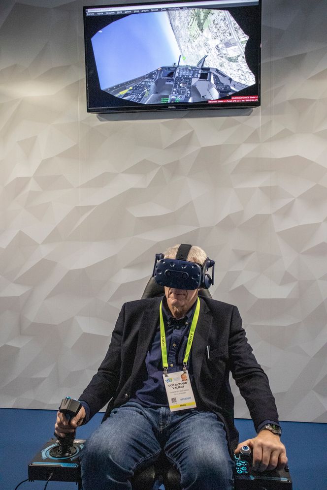 Flytur: Opplevelsen å fly med VR-briller er noe annet enn den man får på en skjerm. Foto: HTC