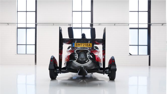 Å konvertere fra bil- til fly-modus tar fem minutter. Foto:  Jerome Wassenaar