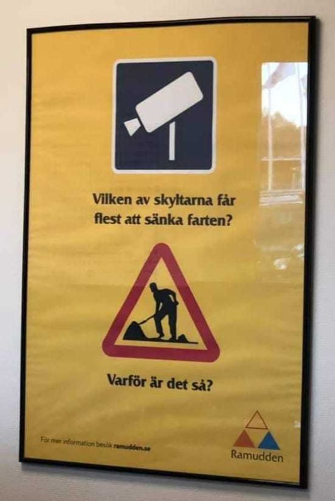Denne plakaten henger hos Ramudden i Sverige. Foto: Polisen Jämtland