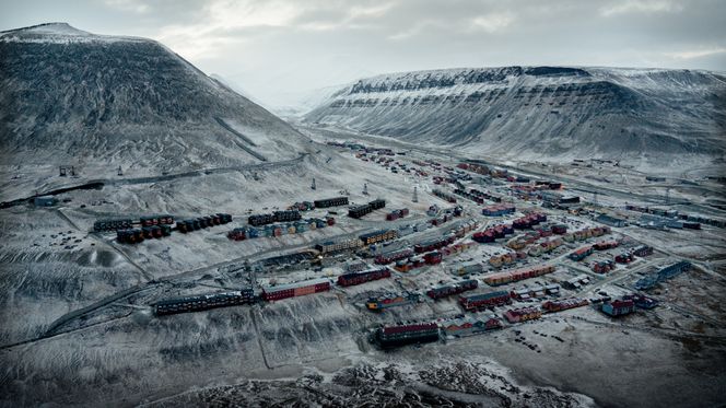 Longyearbyen, med fjellet Sukkertoppen til venstre i bildet. Foto: Eirik Helland Urke