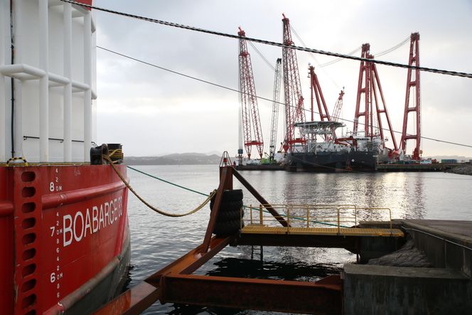 Boabarge og kranlekteren Gulliver. begge skal brukes under hevingen av Helge Ingstad. Foto: Arne Fenstad 