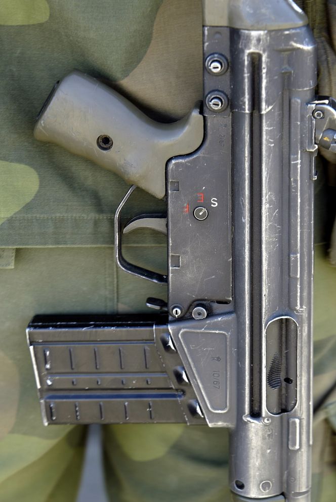 På norske AG3 er magasinbrønnens høyre side merket med Kongsberg våpenfabrikks kronede K, samt produksjonsmåned og år. Foto:  Torgeir Haugaard / Forsvaret