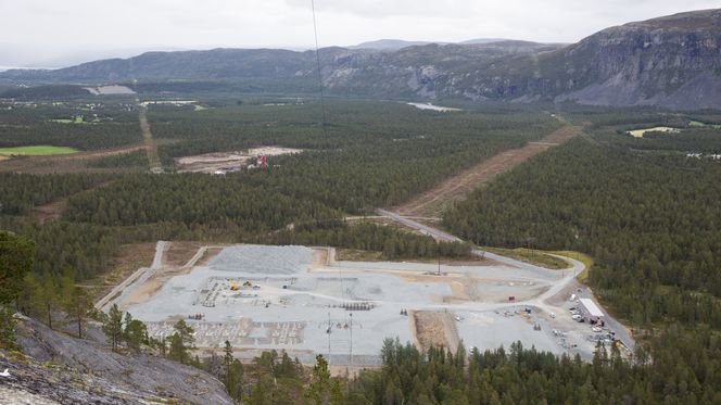 Traséen ut fra Skillemoen stasjon er ryddet for skog og blir opparbeidet til jordbruk. Strekningen får to kraftledninger. I tillegg til den nye 420 kV-ledningen, blir en eldre 132 kV flyttet hit for parallellføring av ledningene. Foto: Geir Hopstad/Statnett