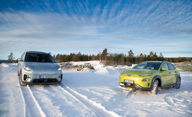 Under skallet er Kia e-Niro (t.v) og Hyundai Kona svært like biler. Men Kia-en har fordelen med litt bedre plass i baksete og bagasjerom. Foto: Per Erlien Dalløkken