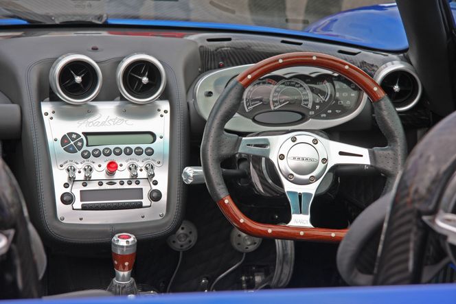 Cool som Rover: Pagani Zonda fikk aircondition-betjening fra Rover 45. Foto: Zonda