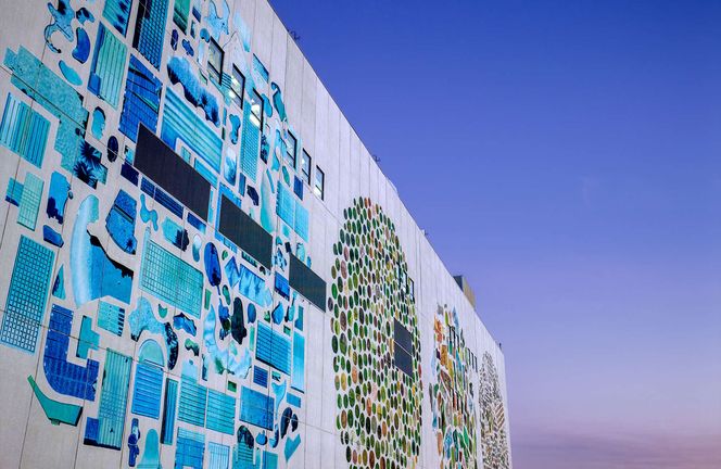 En kunstmaler har utsmykket ytterveggene til Googles datasenter i Mayes County, Oklahoma, ved hjelp av en teknikk som tilsvarer den Michelangelo brukte da han utsmykket taket til Det sixtinske kapell. Foto: Noah Kalina