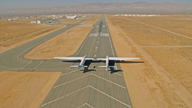 Det enorme vingespennet på Stratolauncher synes godt på dette luftfotoet. Foto: Stratolaunch