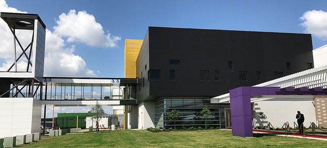 Dette datasenteret, Dallas TX1 Data Center i Texas, USA, tilhører RagingWire og er nominert blant annet fordi det ikke så vakre kjøleanlegget er skjult av fargerike kasser og trådskulpturer. Foto: RagingWire Data Centers