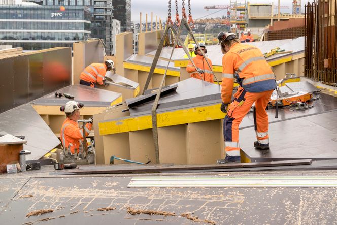 473 unike forskalingskassetter på mellom 1,5 og 2 tonn ble prefabrikert i Østerrike, og fraktet til Oslo på 120 lastebillass i rekkefølge etter når de skulle brukes. Foto:  Doka Norge