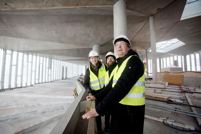 Matthias Stracke fra Bollinger Grohmann (til høyre) og arkitektene Einar Hagem fra Lund Hagem Arkitekter (til venstre) og Nils Ole Bae Brandtzæg fra Atelier Oslo (midten). Foto:  Sverre Christian Jarild
