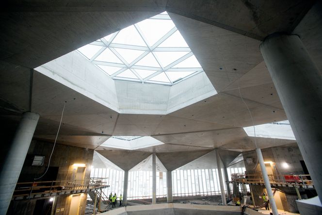 Deichman Bjørvika skal være lyst og åpent, noe både foldetaket, glassveggene og de store gjennomgående lyssjaktene vil bidra til. Foto:  Sverre Christian Jarild