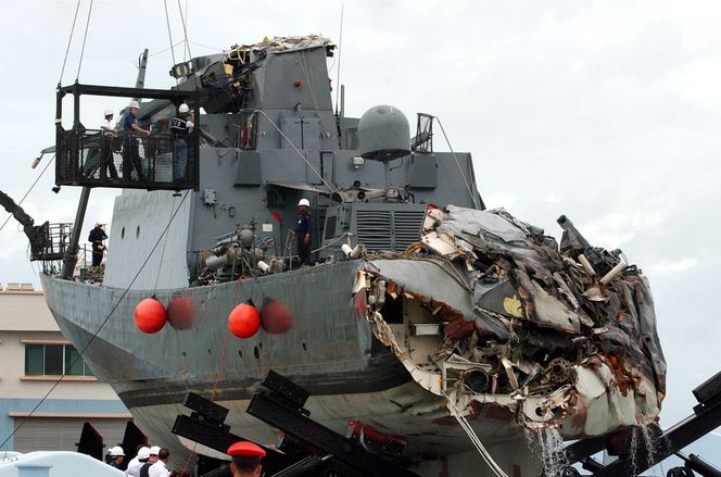 Det singaporske skipet RSS Courageous på Changi Naval Base i Singapore etter å ha kollidert med kontainerskip. Foto: AP/NTB Scanpix