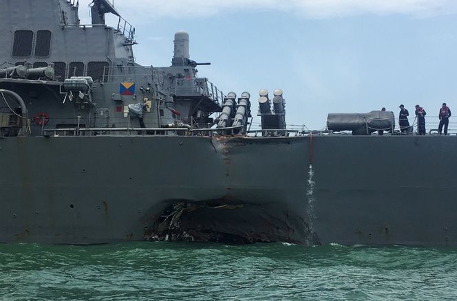 USS John S. McCain etter kollisjonen sommeren 2017. Foto: Reuters/NTB Scanpix