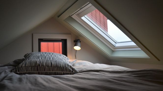 Sovehemsen er det varmeste stedet i huset. Takket være vinduene føles det ikke for klaustrofobisk å ligge helt oppunder mønet, sier Sigurd Randby. Foto: Privat