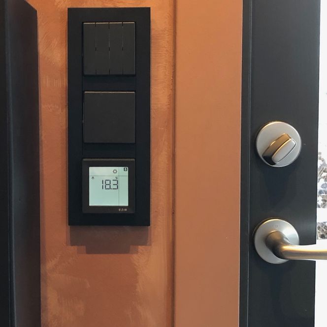 Herfra kan Randby slå av alle minihusets elektriske komponenter. Lys og varme kan også styres med en mobilapp. Foto: Privat
