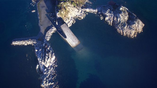 Under: Snøhetta-restauranten glir ut i havet ved Lindesnes. Det vil blir mest spennende å være der når været står på, mener arkitekten. Illustrasjon: Mir og Snøhetta