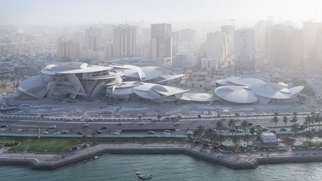 «Ørkenblomsten» til arkitekt Jean Nouvel er vanskelig ikke å legge merke til på vei inn til sentrum av Doha. Illustrasjon: Ateliers Jean Nouvel / Iwan Baan