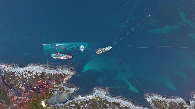 Fregatten KNM Helge Ingstad ligger på bunnen av Hjeltefjorden ved Øygarden i Hordaland. Mens Forsvaret venter på et værvindu øver bergingsmannskapene seg på hevingen. Foto:  Forsvaret