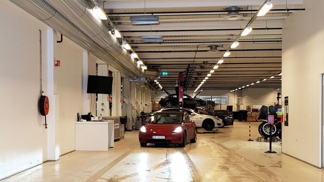 Tesla Model 3 ved i et servicesenter i Bergen. Foto: Marius Valle