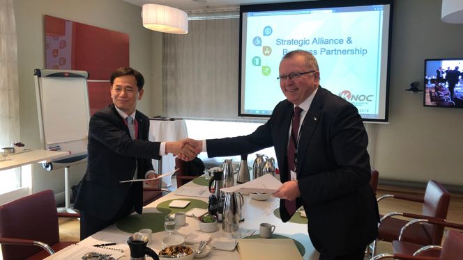 KNOCs direktør Su Yeong Yang og konsernsjef Eldar Sætre i Equinor vil samarbeide om flytende havvind. Foto:  Equinor