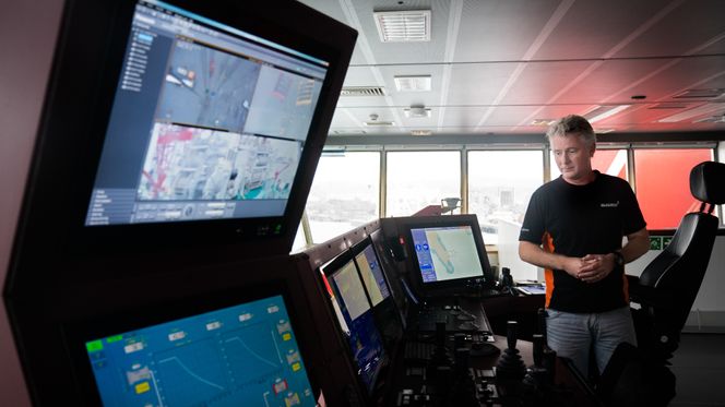  Kaptein på det flunkende nye kranfartøyet Gulliver, Hank Doornhein. Her kommer navigatøren til å stå under hevingen av «Helge Ingstad». Det vil trolig ikke blir behov for særlig mye navigering under selve løftet da Gulliver ligger stødig med dynamisk posisjonering. Navigatøren har likevel en viktig rolle som utkikker. Foto:  Eirik Helland Urke