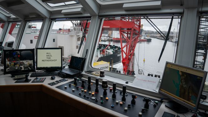 Rambiz: På broen opererer én offiser begge de rundt 80 meter høye kranene fra panelet midt i sentrum av broen. Kapteinen sitter som regel i styrbord hjørnet og kontrollerer fortøyningsvinsjene, thurstere og all radiokommunikasjon. Foto:  Eirik Helland Urke