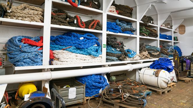 Når alle forberedelsene er ferdig og mannskapet på Rambiz får klarsignal, bruker de én time på å starte opp maskinene, kaste loss og legge fra kai, ifølge kaptein Hank Doornhein. Foto:  Eirik Helland Urke