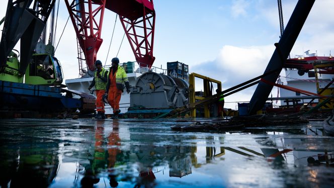 Mannskapet på Rambiz teller kun fire riggere og én riggeformann på dekk, samt to offiserer på broen. Her forbereder mannskapet en av mange turer ut til havaristedet for å øve på heveoperasjonen. Foto:  Eirik Helland Urke