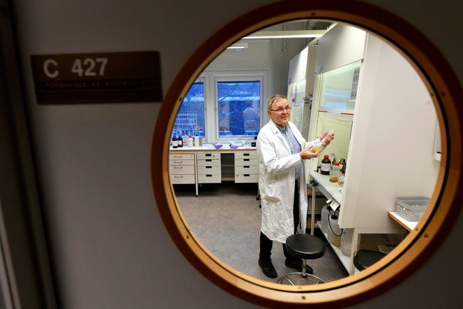 John Sigurd Mjøen Svendsen var med og lette etter molekyler som kunne brukes mot kreft. I stedet for fant de et som kan utvikles til medisin mot Alzheimer. Foto: Terje Mortensen