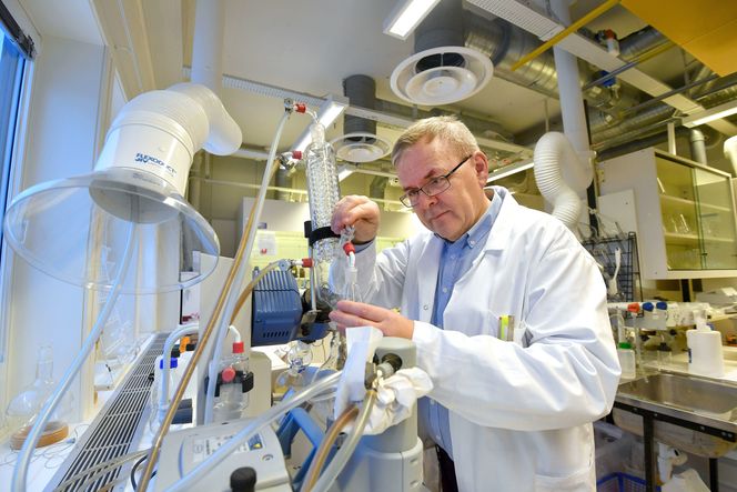 John Sigurd Mjøen Svendsen, professor ved institutt for kjemi på Universitetet i Tromsø og medgründer i selskapet Pharmasum Therapeutics, har ledet jakten på molekylet som de tror vil bremse eller stoppe utviklingen av Alzheimers sykdom..Foto: Terje Mortensen Foto: Terje Mortensen