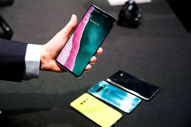 En journalist holder den nye Samsung Galaxy S10-telefonen på et pressearrangement i London. Foto: REUTERS/HENRY NICHOLLS