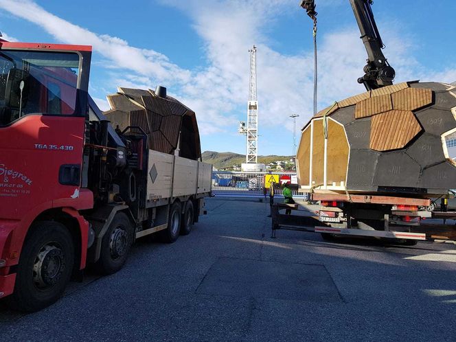 Utsiden av hyttene er dekket av takkpapp og utvendige skjermer av tre som er behandlet med flammer basert på den japanske sho-shugi-ban-metoden, opplyser Spinn Arkitekter. Foto: DNT Hammerfest