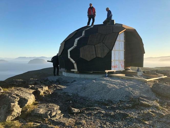 På Storfjellet i Hammerfest har DNTs turlag brukt over 1000 dugnadstimer på å montere en dagsturhytte for turgåere som trenger ly for vær og vind. Foto: DNT Hammerfest