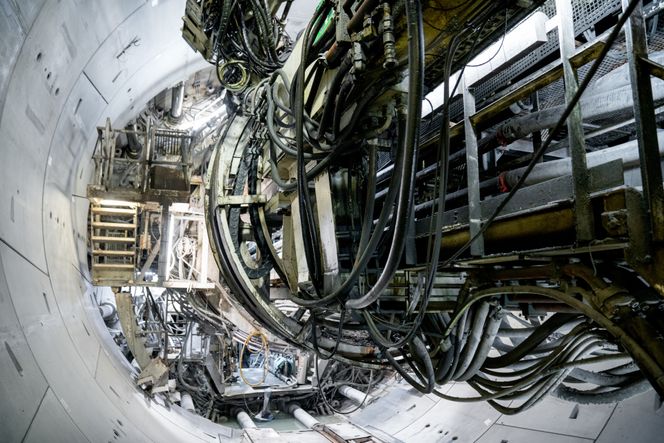 Tunnelboremaskinen (TBM) borer, monterer betongelementer på tunnelveggen og frakter bort de utgravde steinmassene i én prosess. Foto:  Eirik Helland Urke