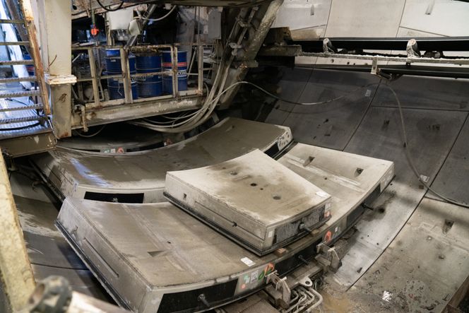 Betongelementene som kler tunnelveggene fraktes inn til TBM-en med en spesialdesignet lastebil, for deretter å løftes av med kran og monteres ved hjelp av et løftesystem på TBM-en. Foto:  Eirik Helland Urke