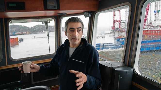 Kapteinen på flerbruksfartøyet MS Flekkerøy, Mark-Rune Bannister, forteller om de hektiske og dramatiske første dagene av fregatt-bergingen. Foto:  Eirik Helland Urke