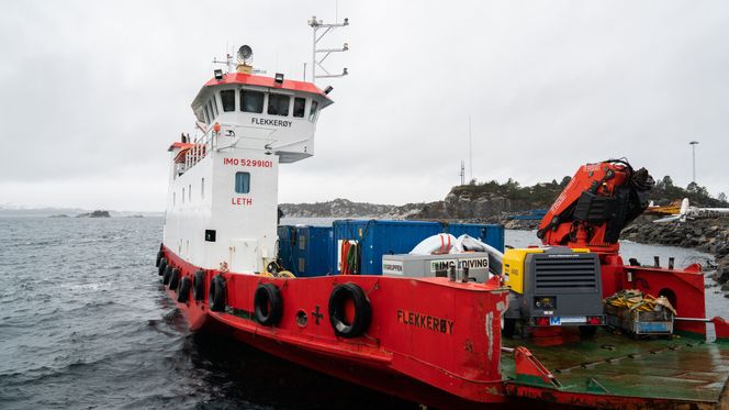 MS Flekkerøy ligger til kai på Hanøytangen 12. februar. Mannskapet har vært en sentral del i bergingen av KNM Helge Ingstad helt siden ulykkesdagen 8. november 2018, og frem til den endelige hevingen i slutten av februar og begynnelsen av mars 2019. Foto:  Eirik Helland Urke