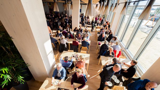 Restaurant: I første etasje kan beboere og andre gjester få seg en matbit mellom tresøylene. Foto:  Lars Erik Skrefsrud