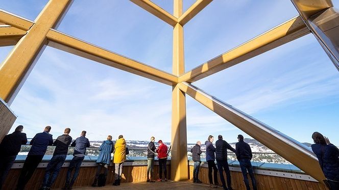 Utsikt: Pergolaen på toppen hører med til konstruksjonen. Uten den ville ikke Mjøstårnet tatt verdensrekorden. Faktisk ble bjelkepynten bygd høyere enn opprinnelig planlagt for at det ikke skulle være noen tvil. Foto:  Nina Rundsveen