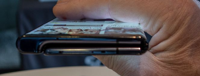 Brettet sammen: Brettet sammen føles Mate X som en vanlig telefon. Men litt tykkere og litt tyngre. Foto: Odd R. Valmot